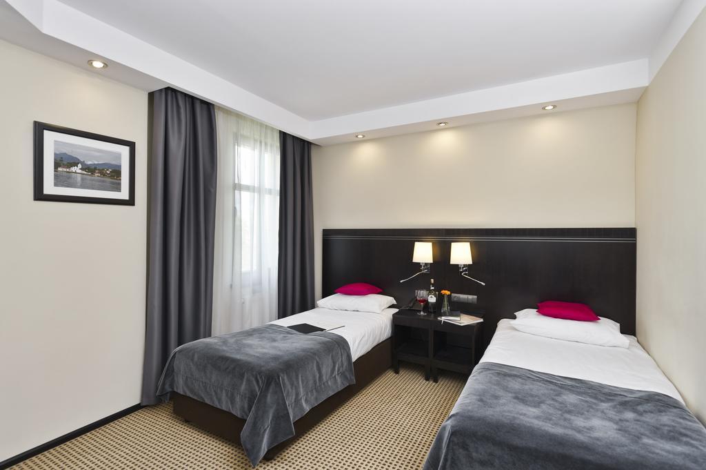 Hotel Fado Spa & Restaurant Świdnica Extérieur photo